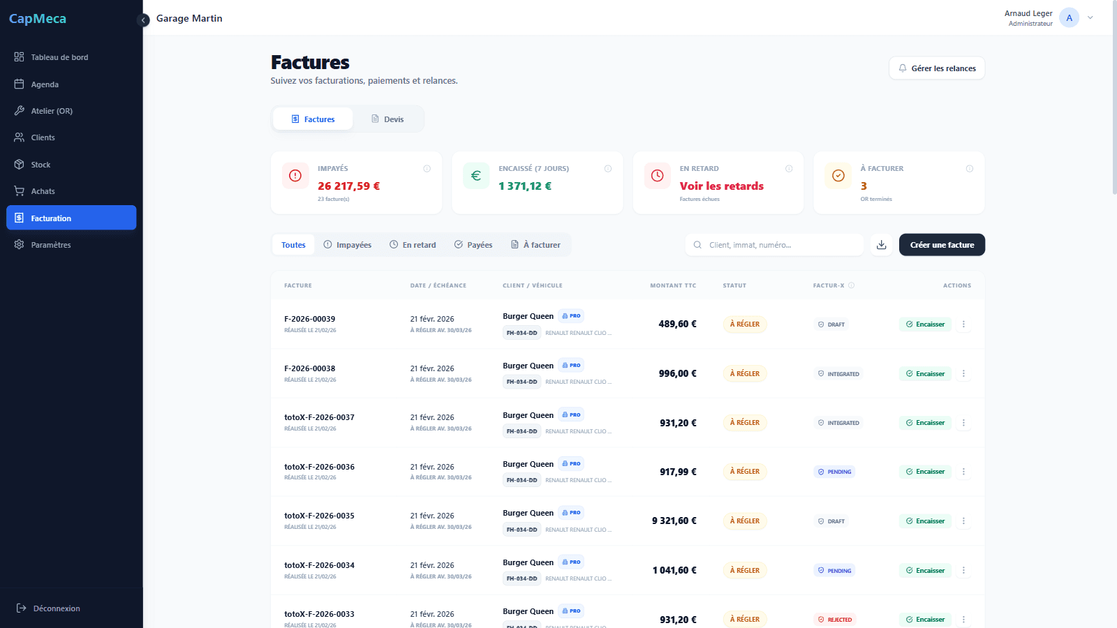 Liste de factures avec statuts et montants.